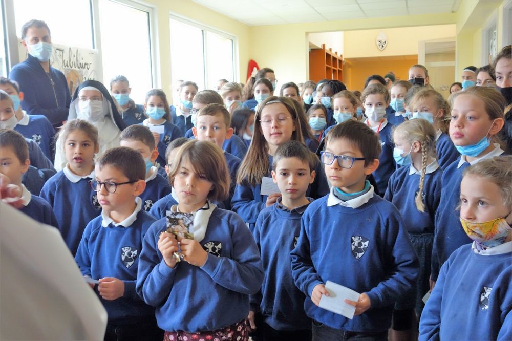 Rassemblement d'élèves lors de la bénédiction de la statue de Saint-Joseph et de la consécration de l'école à Saint-Joseph, 19 mars 2021.