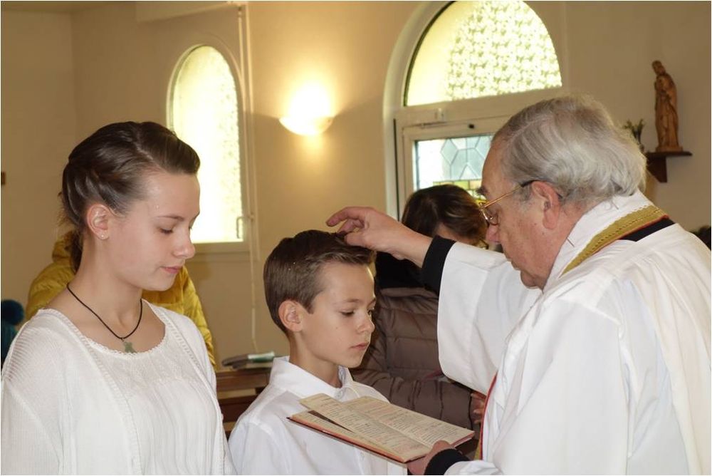 Baptême d'un élève de CM et de sa soeur, elle-même ancienne élève de Saint-Dominique, dans la chapelle.