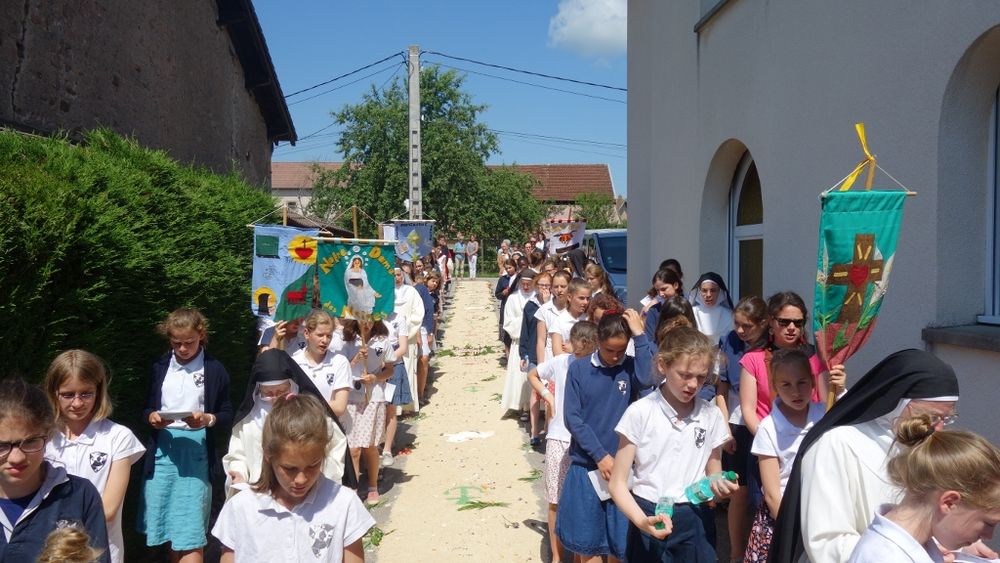 Procession pour honorer le très Saint-Sacrement.