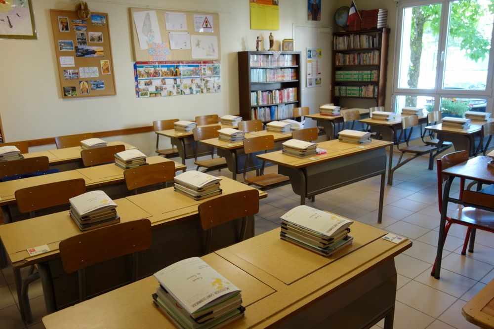 Affaires prêtes pour la rentrée scolaire, en classe de CM.