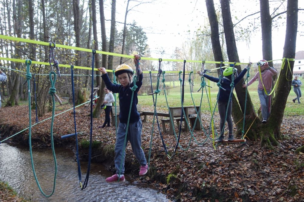 Equilibre et agilité en exercice, au fond du parc de l'école.