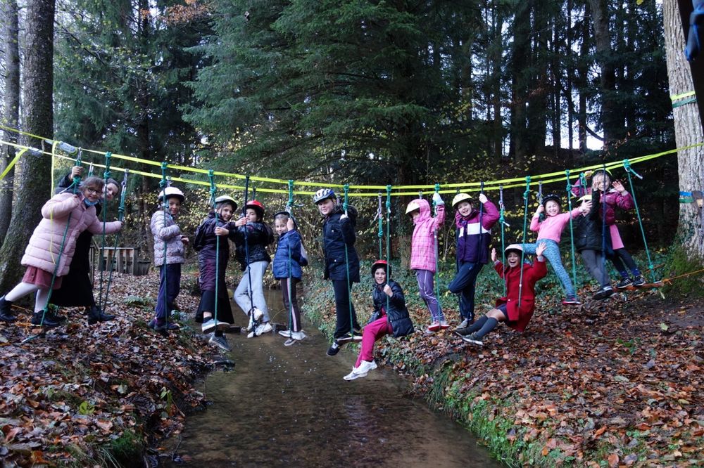 Dans la détente et l'effort physique, au fond du parc de l'école.