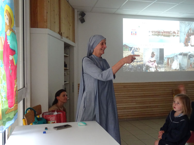 Soeur Paësie visite l’école