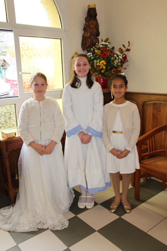 Lire la suite à propos de l’article Communions de Andréa, Maëlys et Andréa