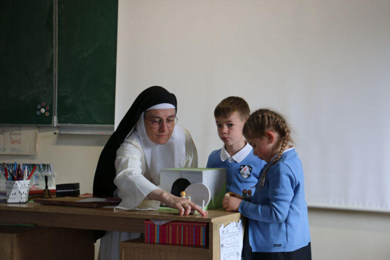 Lire la suite à propos de l’article En classe de CE, le Tombeau vide, atelier du Bon Pasteur (selon l&rsquo;enseignement de Sofia Cavaletti)